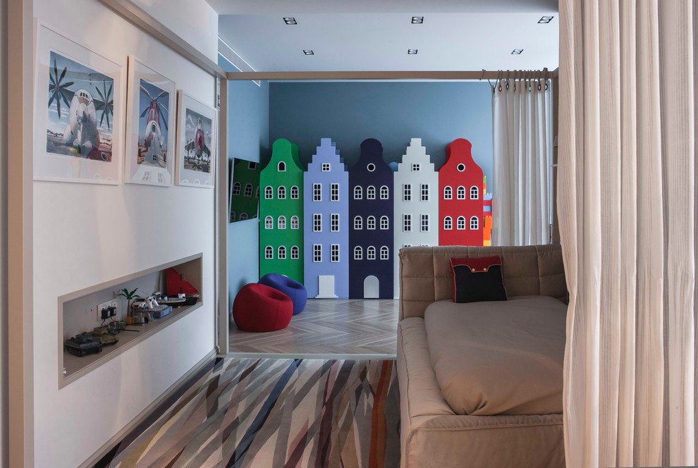 Idéer för ett modernt pojkrum kombinerat med sovrum och för 4-10-åringar, med ljust trägolv och blå väggar