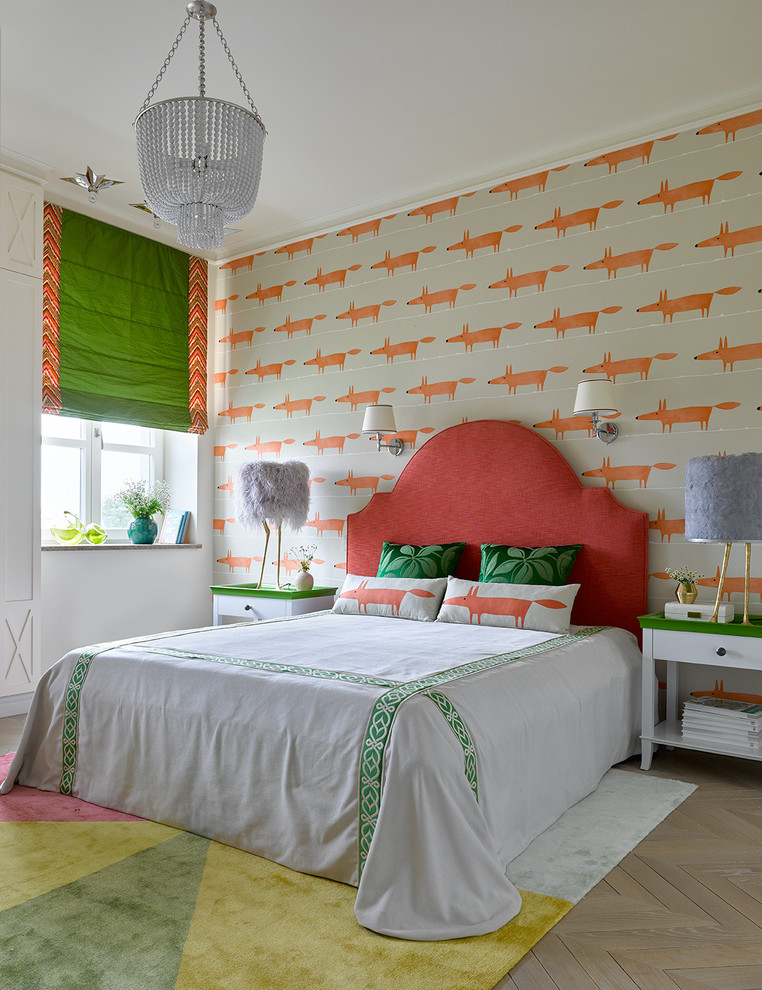 Modernes Mädchenzimmer mit Schlafplatz, bunten Wänden, hellem Holzboden und beigem Boden in Moskau