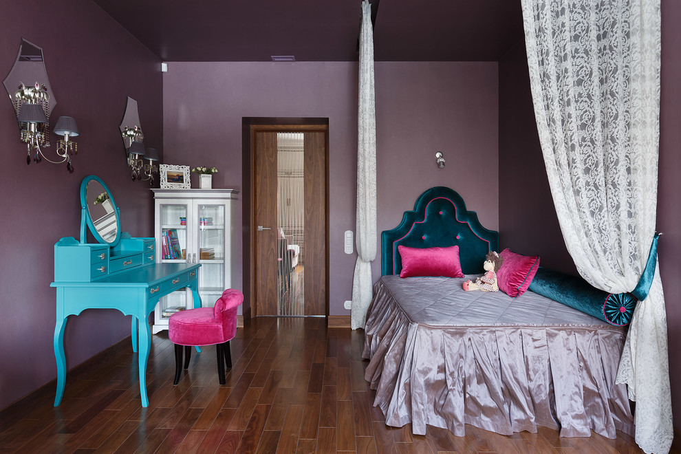Inspiration pour une chambre d'enfant traditionnelle de taille moyenne avec un sol en bois brun et un mur violet.