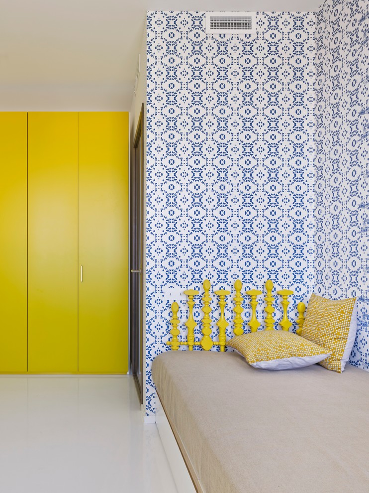 Imagen de dormitorio infantil actual grande con paredes azules, suelo blanco y suelo de contrachapado