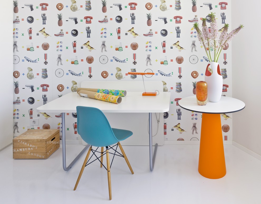 Esempio di un angolo studio per bambini minimal con pareti multicolore, pavimento bianco e pavimento in compensato