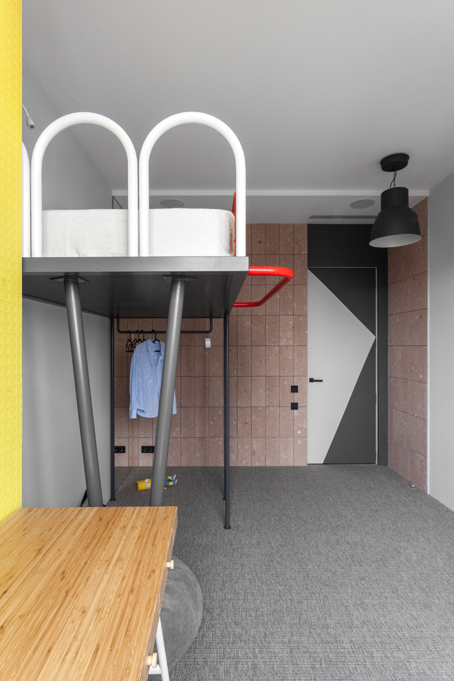 Foto di una cameretta per bambini minimalista con pareti marroni, moquette e pavimento grigio