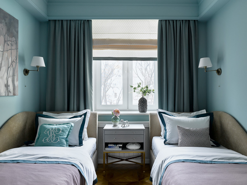 Idéer för mellanstora vintage könsneutrala tonårsrum kombinerat med sovrum, med blå väggar och brunt golv