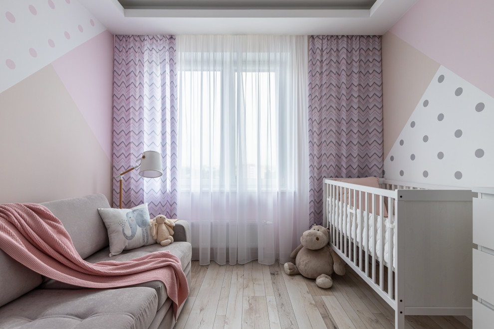 Пример оригинального дизайна: детская среднего размера в современном стиле с спальным местом, разноцветными стенами, полом из ламината и бежевым полом для ребенка от 1 до 3 лет, девочки