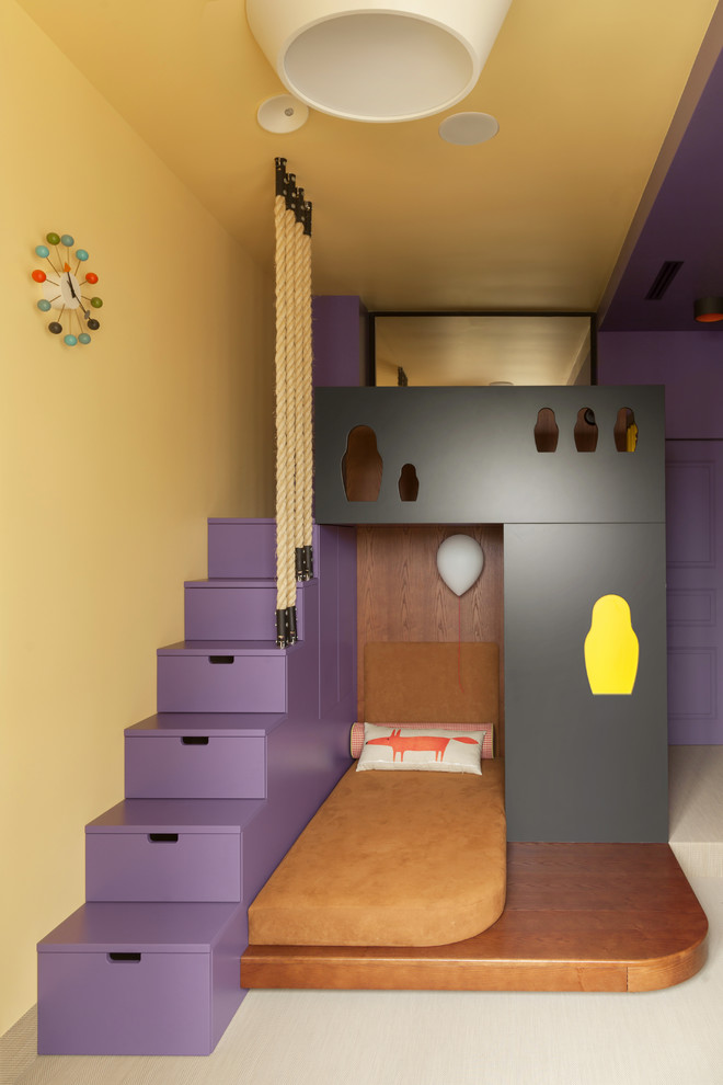 Foto de dormitorio infantil de 4 a 10 años actual con paredes amarillas y suelo beige