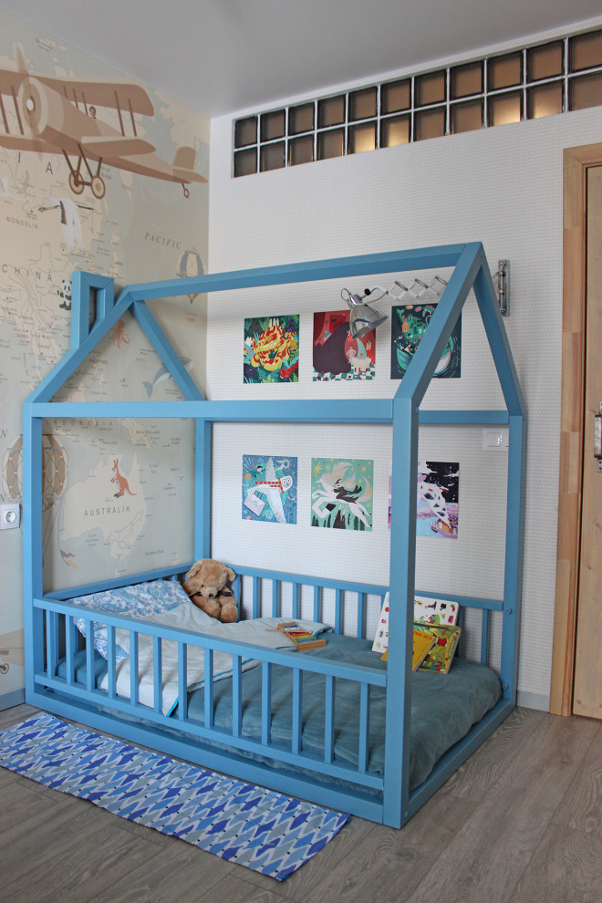 На фото: детская среднего размера в стиле лофт с спальным местом, полом из ламината, серым полом и белыми стенами для ребенка от 1 до 3 лет, мальчика с