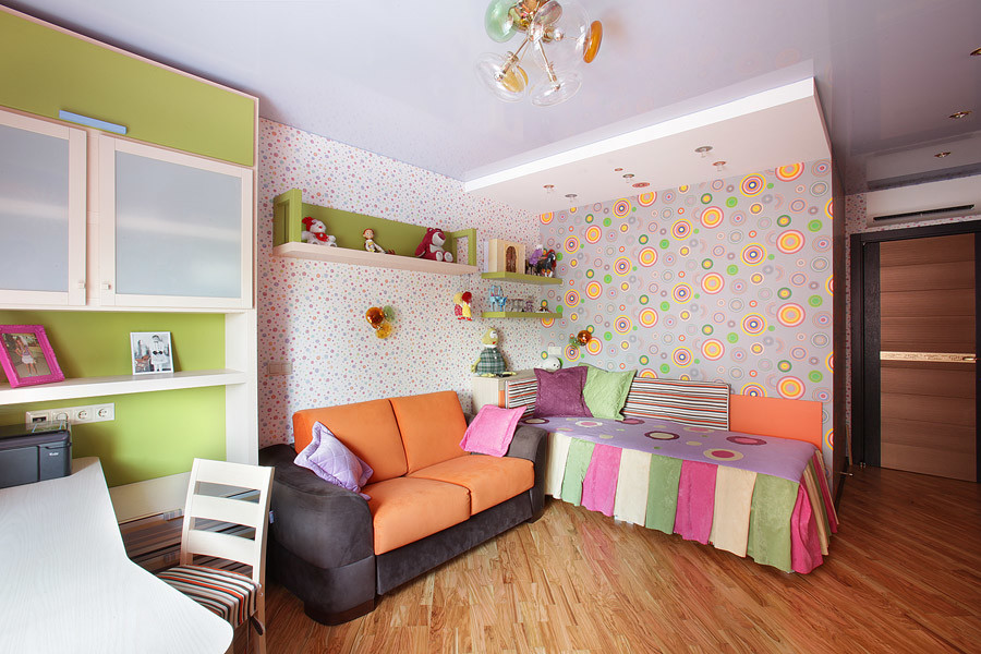 Mittelgroßes Modernes Kinderzimmer mit Arbeitsecke in Moskau