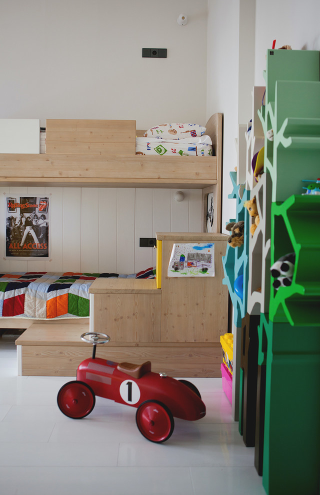 Пример оригинального дизайна: детская среднего размера в современном стиле с белыми стенами, деревянным полом и спальным местом для ребенка от 4 до 10 лет, мальчика, двоих детей