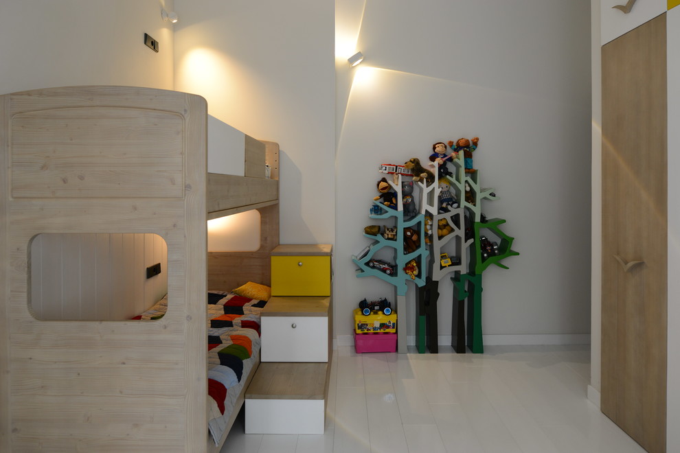 Ejemplo de dormitorio infantil de 4 a 10 años actual de tamaño medio con paredes blancas y suelo de madera pintada