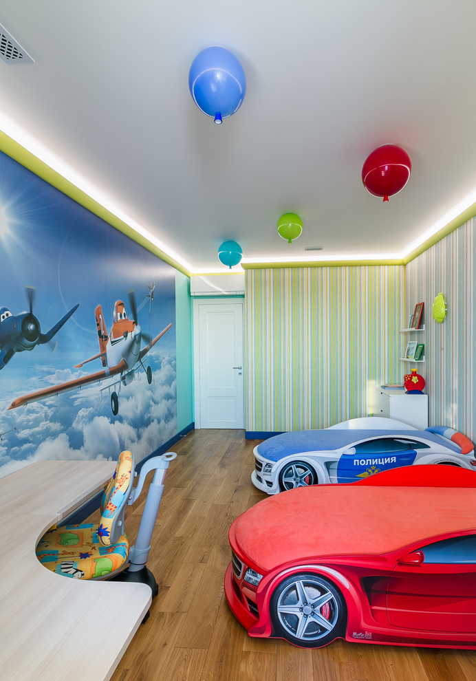 Пример оригинального дизайна: детская в современном стиле с разноцветными стенами для мальчика