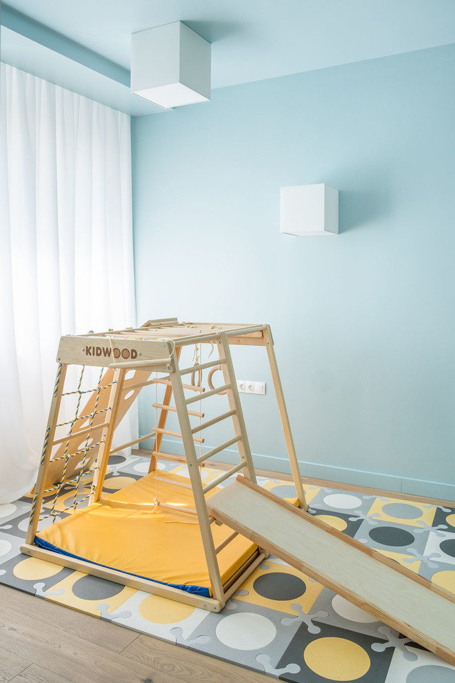 Idee per una cameretta per bambini design con pareti blu, pavimento in legno massello medio e pavimento marrone