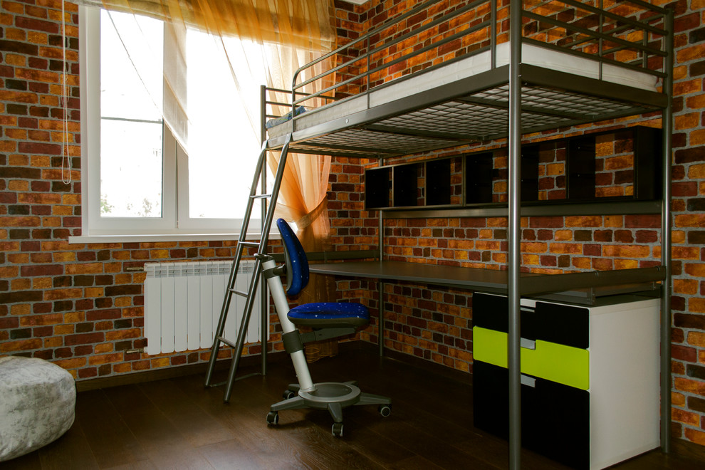 Mittelgroßes Klassisches Kinderzimmer mit Arbeitsecke, dunklem Holzboden und bunten Wänden in Moskau