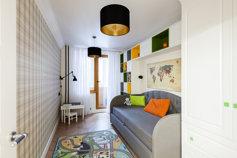 Cette photo montre une petite chambre d'enfant de 1 à 3 ans tendance avec un mur jaune, parquet clair et un sol beige.