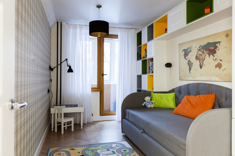 Inspiration för små moderna könsneutrala småbarnsrum kombinerat med lekrum, med gula väggar, ljust trägolv och beiget golv