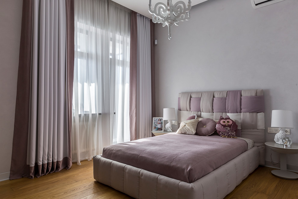 Modernes Mädchenzimmer mit Schlafplatz, braunem Holzboden und braunem Boden in Moskau