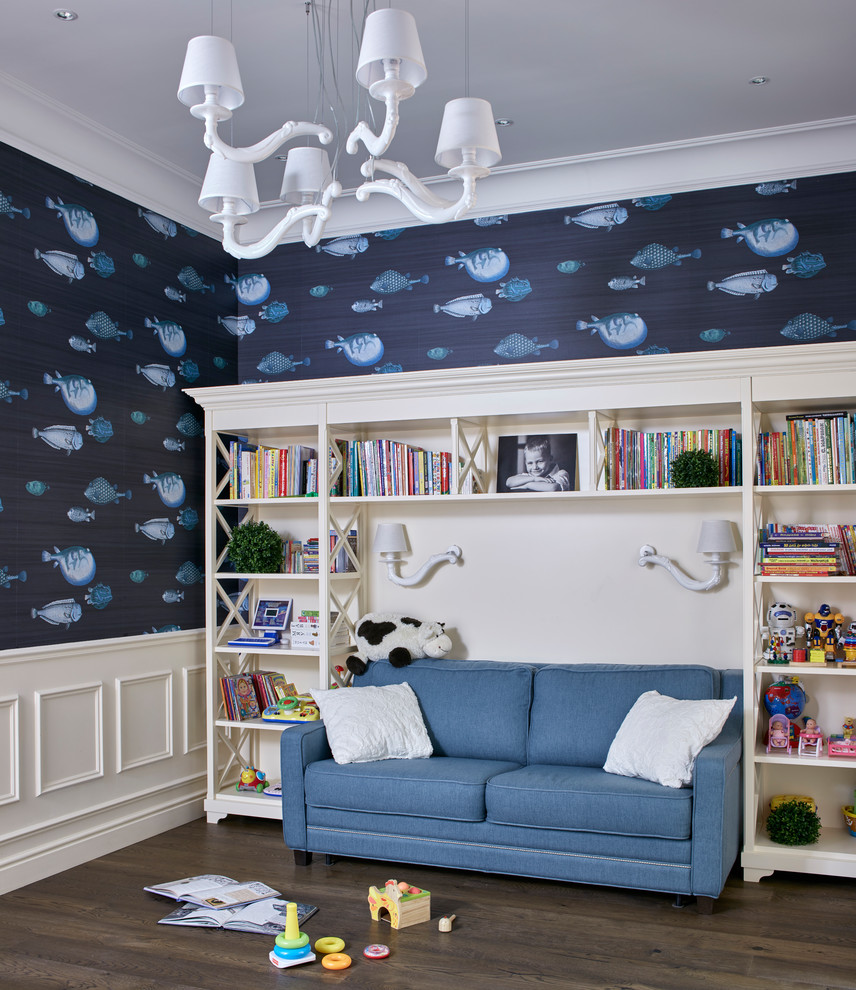 Diseño de dormitorio infantil marinero con paredes azules y suelo de madera oscura