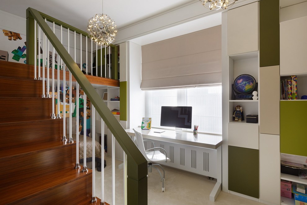 Bild på ett funkis pojkrum kombinerat med skrivbord, med flerfärgade väggar