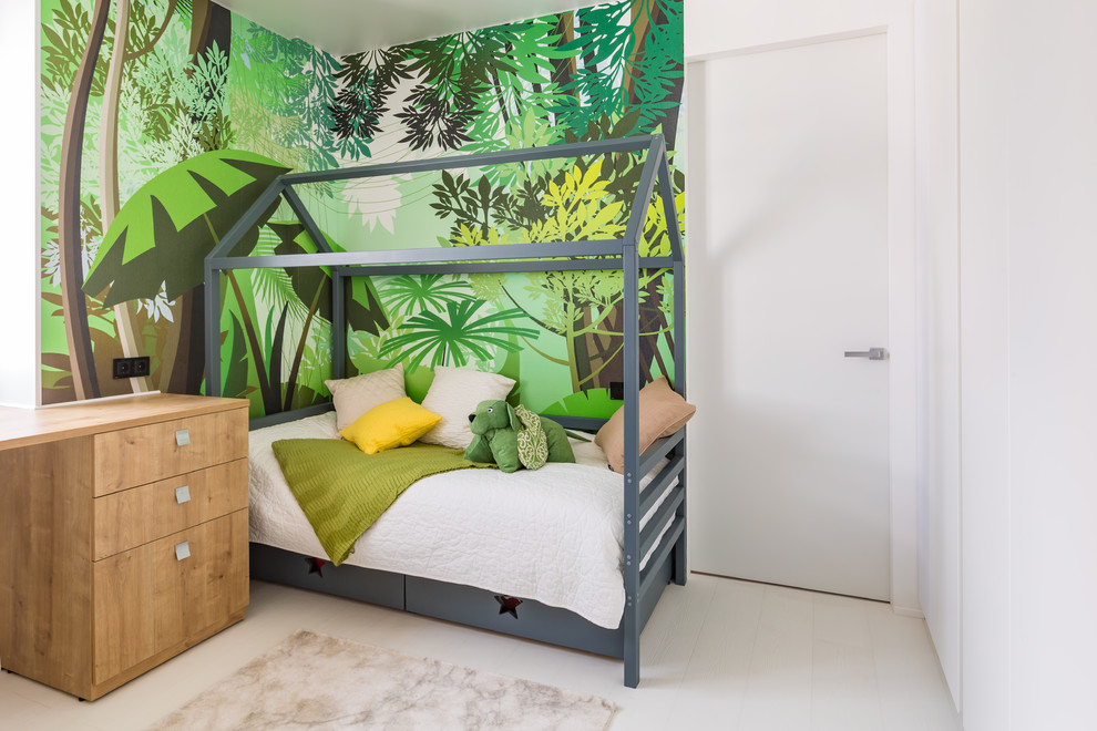 Modelo de dormitorio infantil actual con paredes verdes y suelo blanco