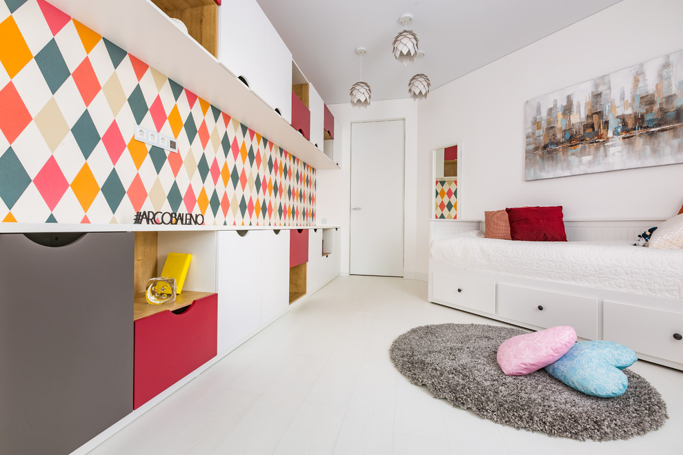 Foto de dormitorio infantil actual con paredes blancas y suelo blanco