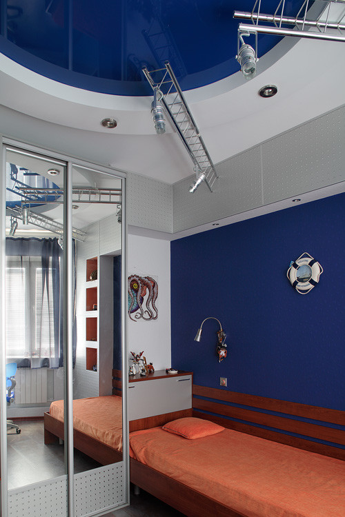 На фото: детская среднего размера в современном стиле с спальным местом и синими стенами для мальчика с