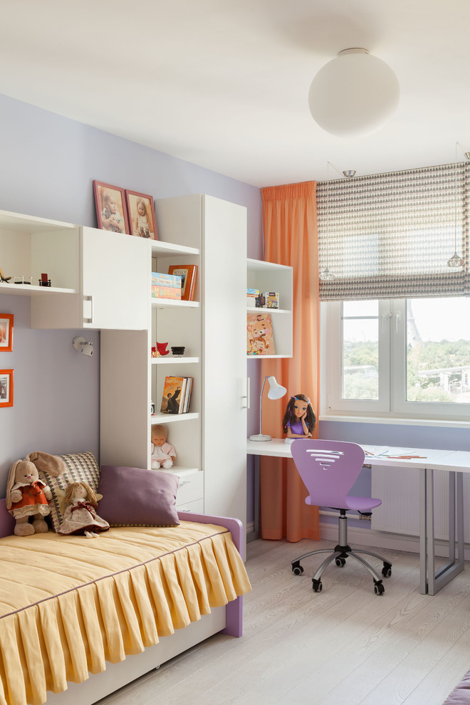 Foto de dormitorio infantil actual con paredes púrpuras y suelo de madera clara