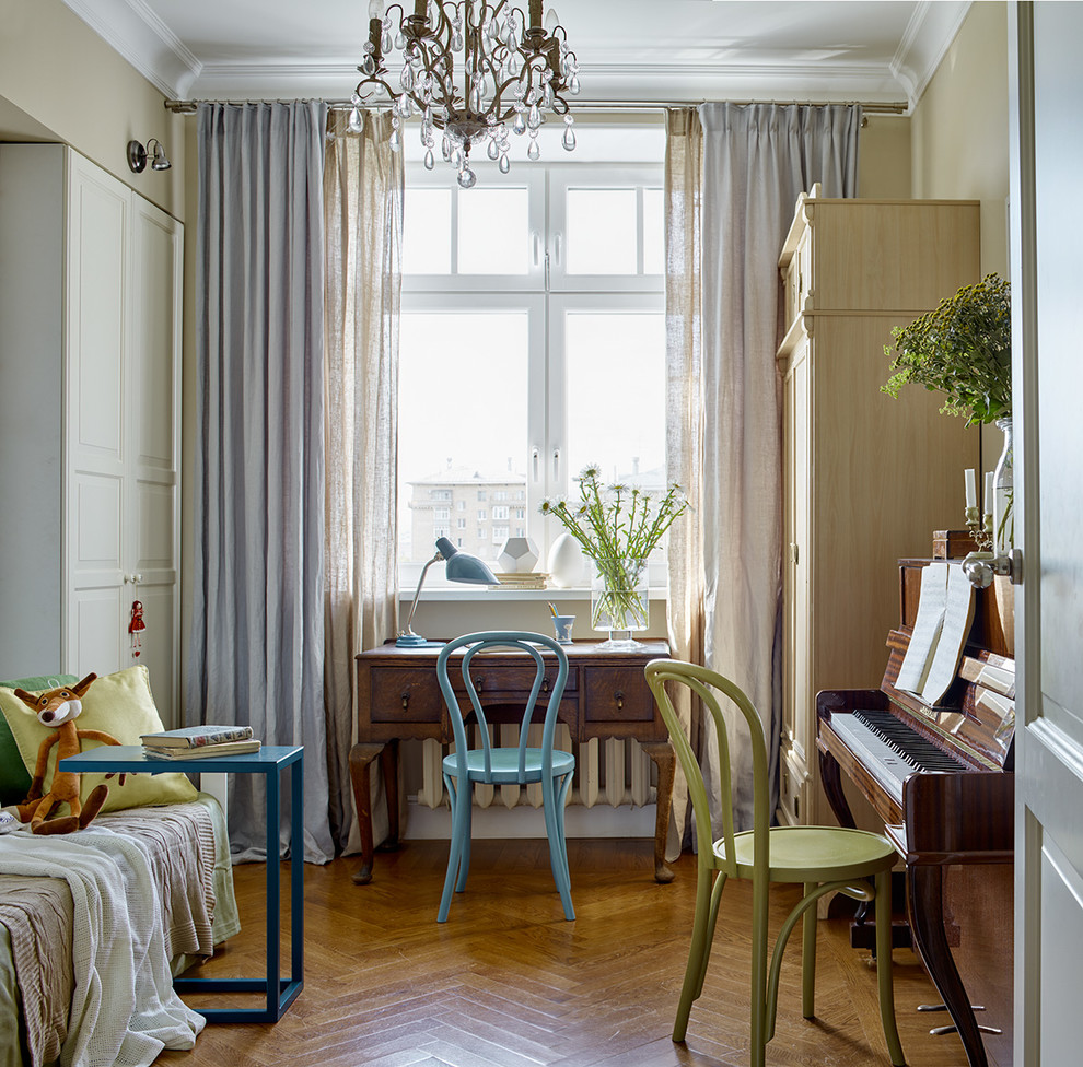 Stilmix Kinderzimmer mit Arbeitsecke, beiger Wandfarbe, braunem Holzboden und braunem Boden in Moskau