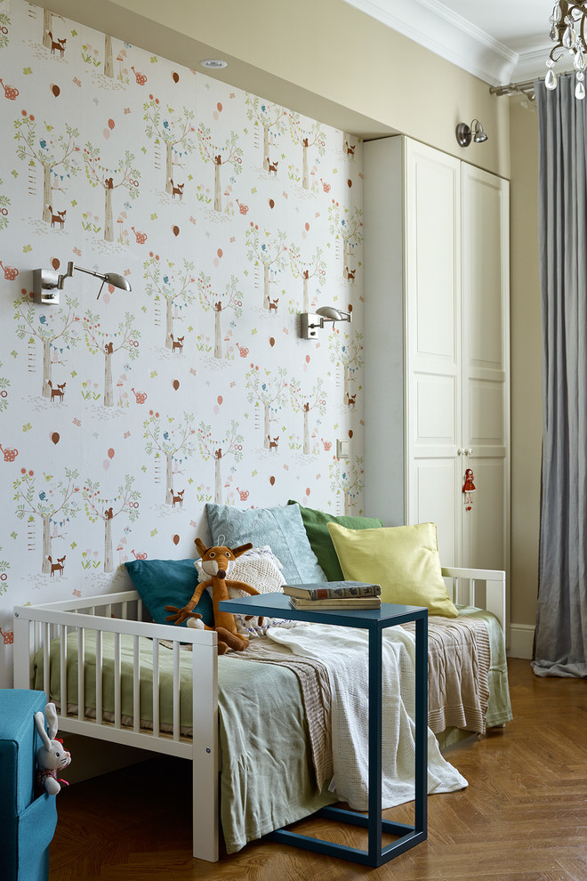 Klassisches Kinderzimmer mit Schlafplatz, beiger Wandfarbe, braunem Holzboden und braunem Boden in Moskau