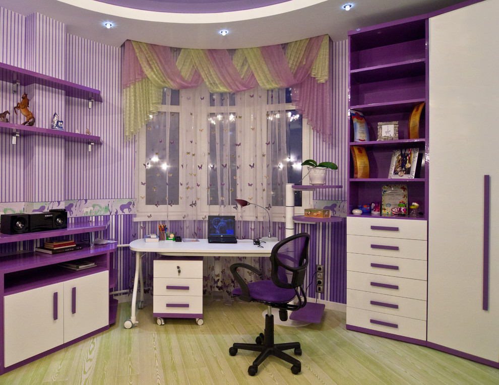 На фото: детская среднего размера в современном стиле с рабочим местом, фиолетовыми стенами и деревянным полом для ребенка от 4 до 10 лет, девочки с