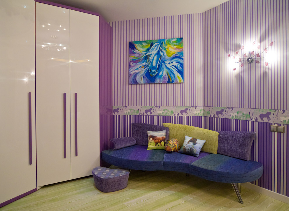 Foto på ett mellanstort funkis flickrum kombinerat med lekrum och för 4-10-åringar, med lila väggar och målat trägolv