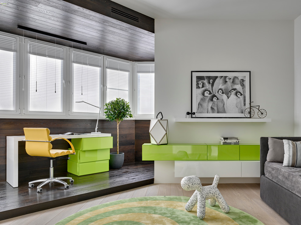Стильный дизайн: детская в современном стиле с рабочим местом и белыми стенами - последний тренд