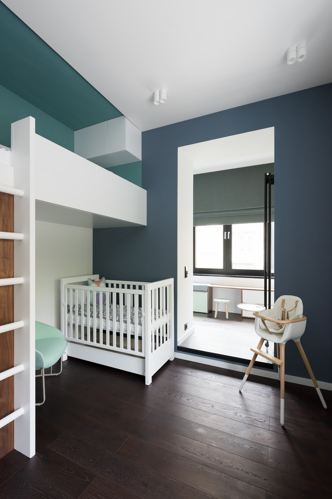 Esempio di una cameretta per bambini design con pareti blu