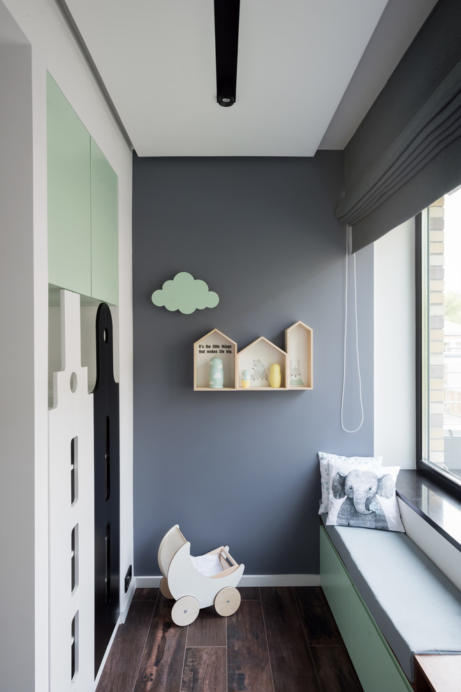 Cette image montre une chambre d'enfant design avec un mur gris, parquet foncé et un sol marron.