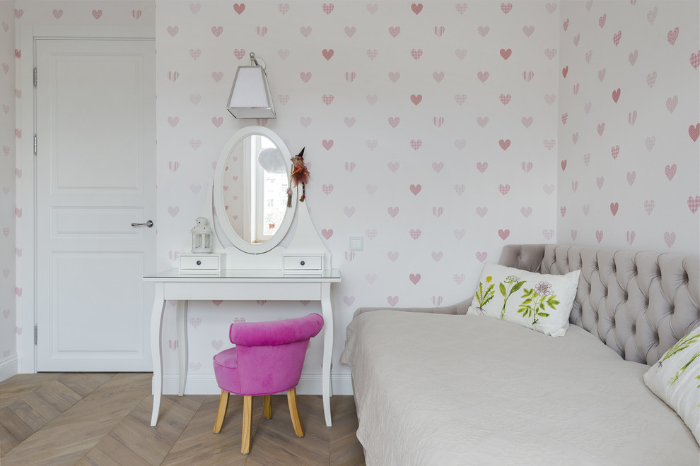 Bild på ett funkis pojkrum kombinerat med sovrum, med vita väggar och mellanmörkt trägolv