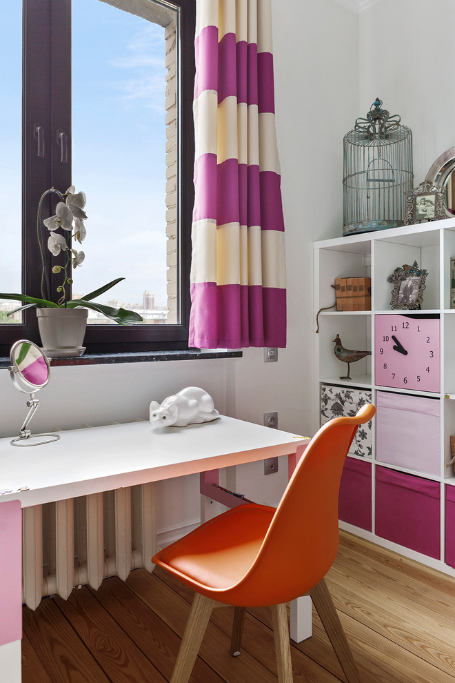Kleines Modernes Mädchenzimmer mit weißer Wandfarbe, braunem Holzboden, Arbeitsecke und beigem Boden in Moskau