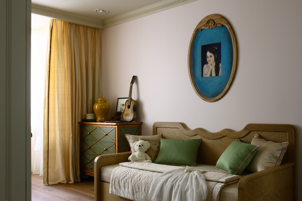 Foto de dormitorio infantil de 4 a 10 años clásico renovado de tamaño medio con paredes beige y suelo de madera en tonos medios