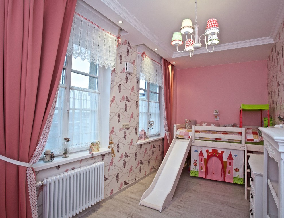 Пример оригинального дизайна: маленькая детская в классическом стиле с светлым паркетным полом, спальным местом и разноцветными стенами для на участке и в саду, ребенка от 4 до 10 лет, девочки