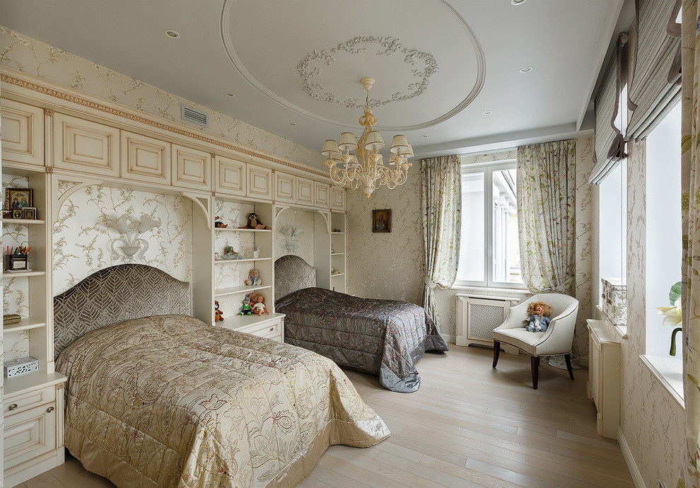 Exempel på ett klassiskt flickrum kombinerat med sovrum, med beige väggar och ljust trägolv