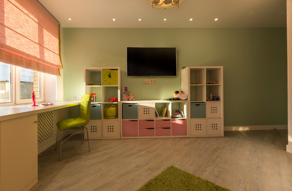 Idéer för ett stort modernt flickrum kombinerat med skrivbord och för 4-10-åringar, med gröna väggar och vinylgolv