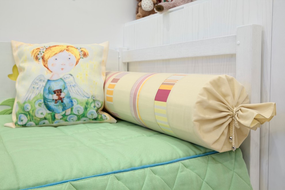 Стильный дизайн: детская с светлым паркетным полом и спальным местом для девочки - последний тренд