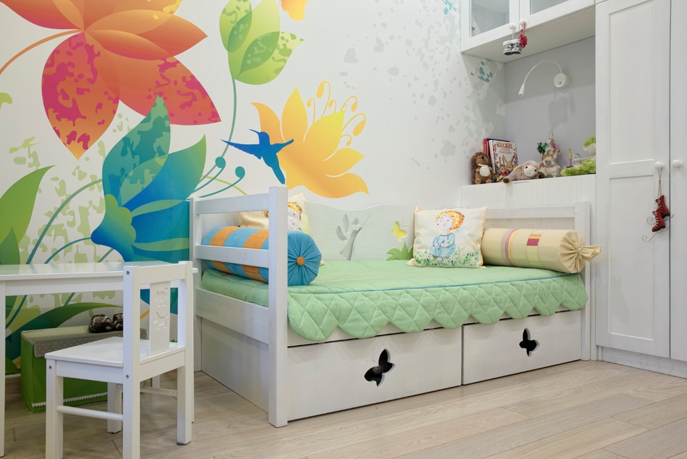 Idéer för att renovera ett funkis flickrum för 4-10-åringar, med flerfärgade väggar och ljust trägolv