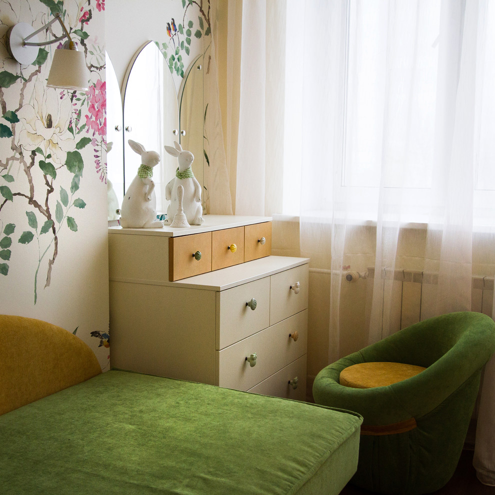 Foto de dormitorio infantil de 4 a 10 años contemporáneo pequeño con suelo de madera oscura, suelo marrón y paredes beige