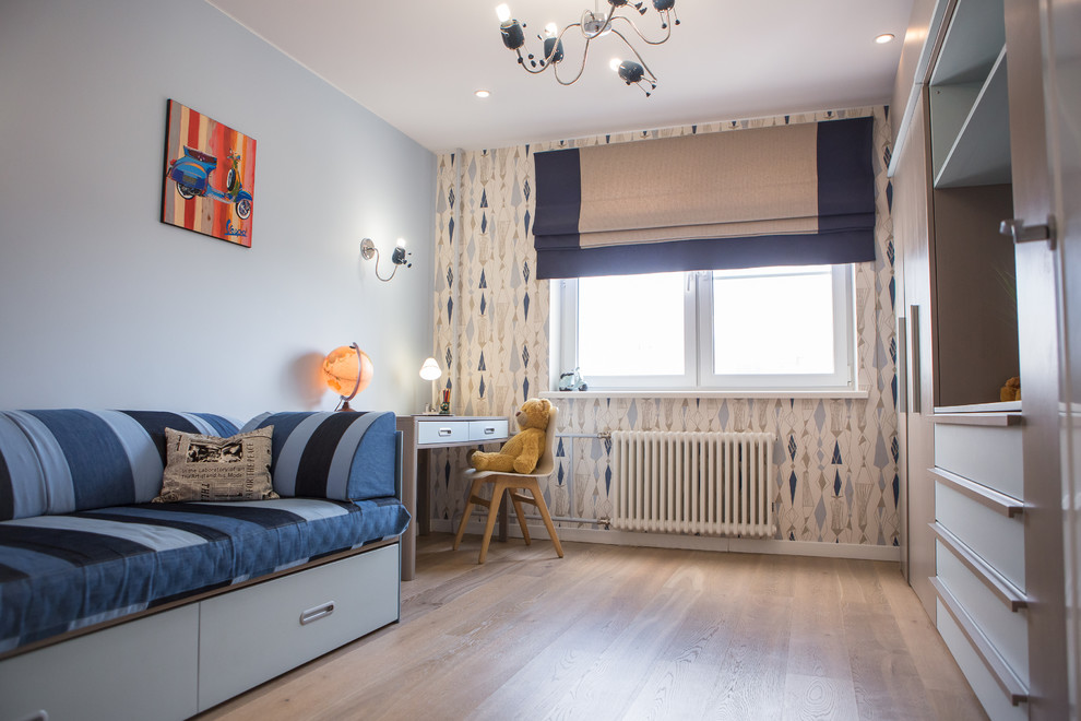 Exempel på ett modernt pojkrum kombinerat med sovrum och för 4-10-åringar, med ljust trägolv och flerfärgade väggar