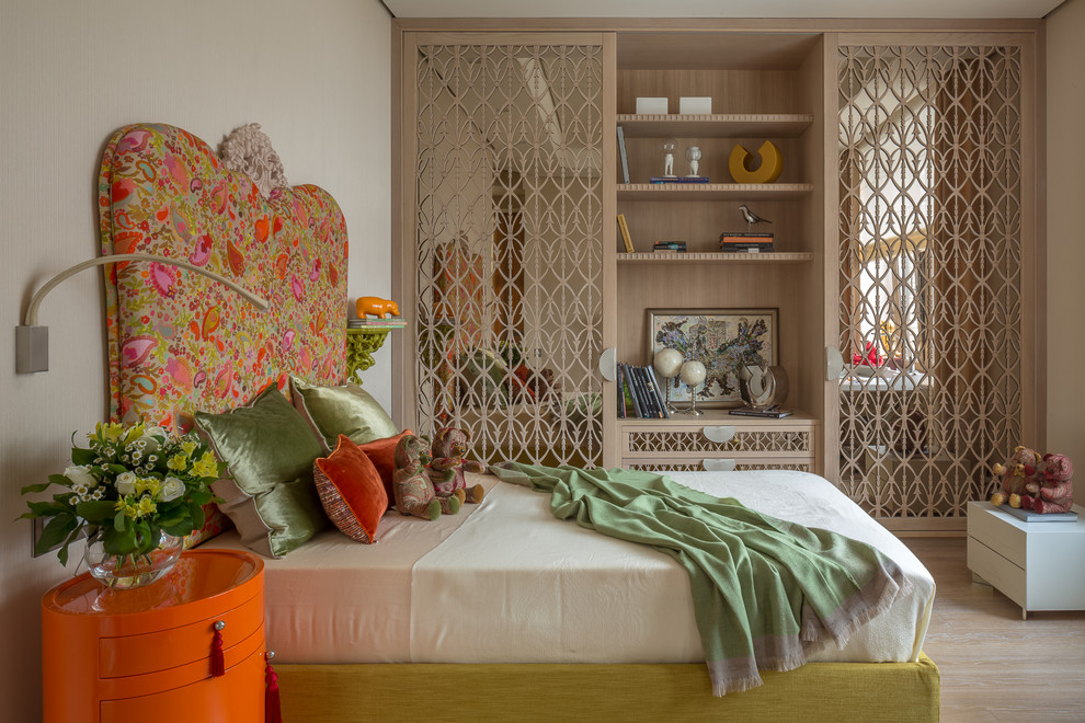 Immagine di una piccola cameretta per bambini chic con pareti bianche, parquet chiaro e pavimento beige