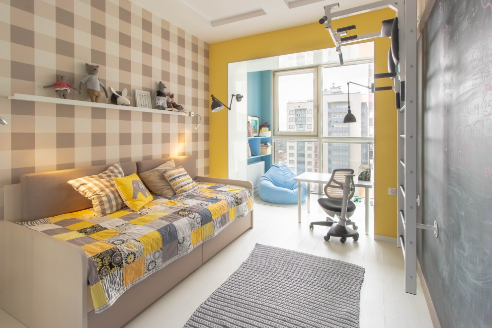 Exempel på ett mellanstort modernt pojkrum kombinerat med sovrum och för 4-10-åringar, med flerfärgade väggar, klinkergolv i porslin och beiget golv