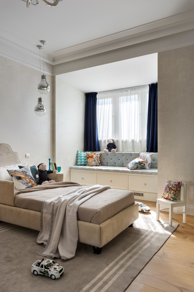 Klassisk inredning av ett barnrum kombinerat med sovrum och för 4-10-åringar, med beige väggar, ljust trägolv och beiget golv