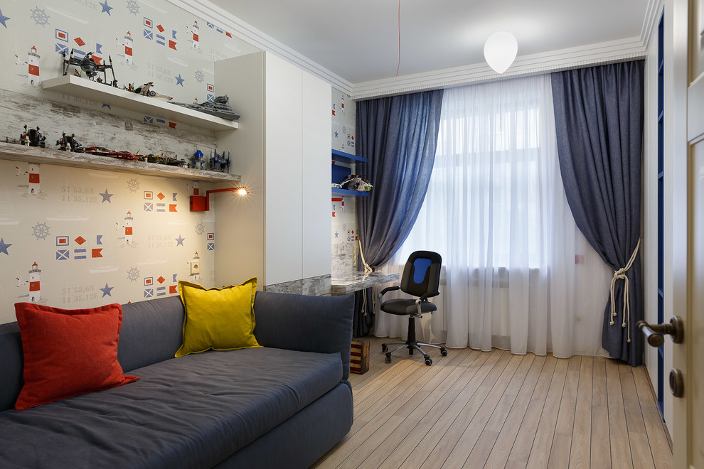 Cette image montre une chambre d'enfant marine de taille moyenne avec un bureau, un mur multicolore, sol en stratifié et un sol beige.