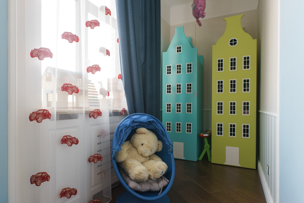 Diseño de habitación de niño de 1 a 3 años clásica con paredes beige, suelo de madera oscura y suelo marrón