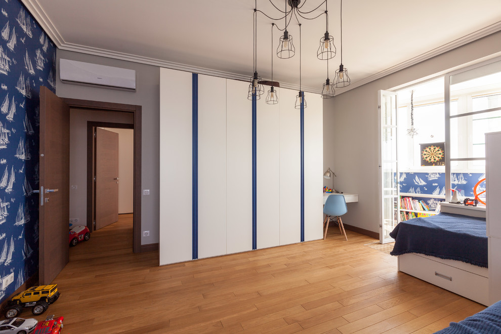 Aménagement d'une chambre d'enfant de 4 à 10 ans classique de taille moyenne avec un mur gris, parquet clair et un sol marron.