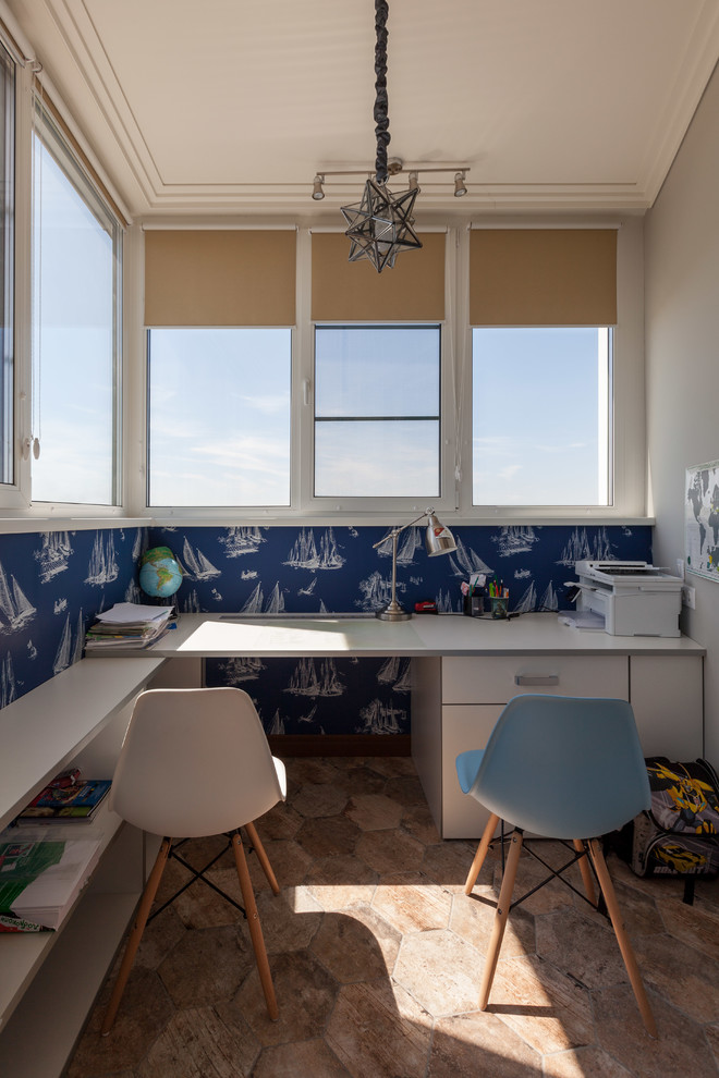 Idéer för mellanstora vintage pojkrum kombinerat med skrivbord och för 4-10-åringar, med blå väggar, klinkergolv i porslin och brunt golv
