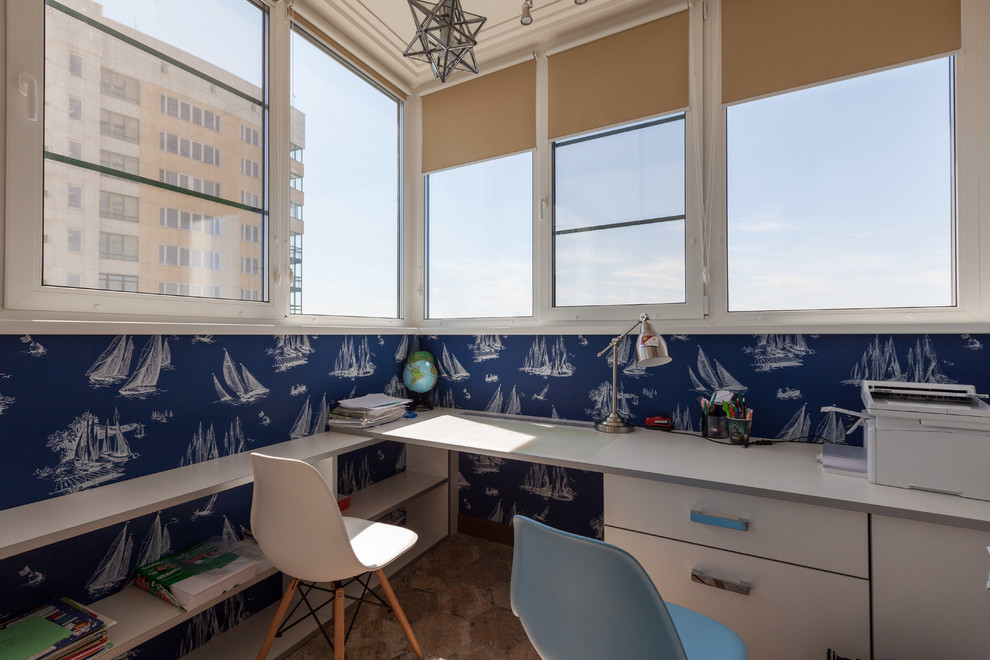 Idéer för att renovera ett mellanstort vintage pojkrum kombinerat med skrivbord och för 4-10-åringar, med blå väggar, klinkergolv i porslin och brunt golv
